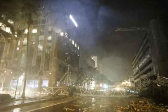 Γκρεμισμένος γερανός στο Σεντ Πίτερσπεργκ από ανεμοστρόβιλο - Μίλτον